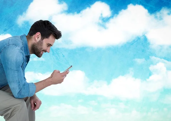 Man op telefoon onder de wolken van de hemel — Stockfoto