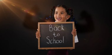 kayrak tutan gülümseyen kız öğrenci 