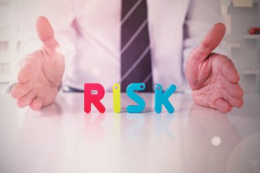 renkli risk metin ile işadamı