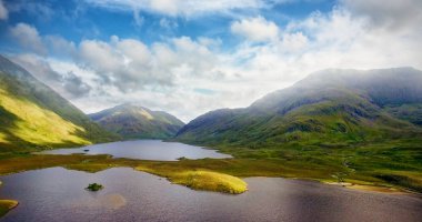 göl ve dağ gökyüzü karşı