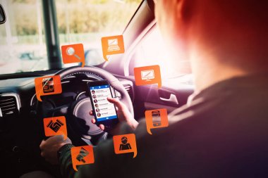 telefonunda GPS vasıl görünen adam
