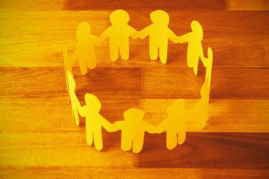 Sarı kağıt rakamlar kesmek 