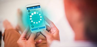 oturma odasında cep telefonu kullanan adam