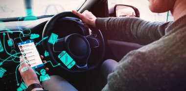 telefonunda GPS vasıl görünen adam