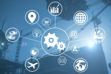 gün boyunca inşaat sahasında Vinçler