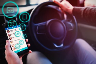 telefonunda GPS vasıl görünen adam