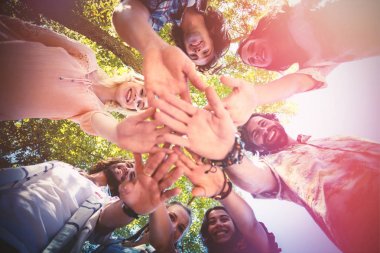 arkadaşlar elinde yığın şekillendirme 