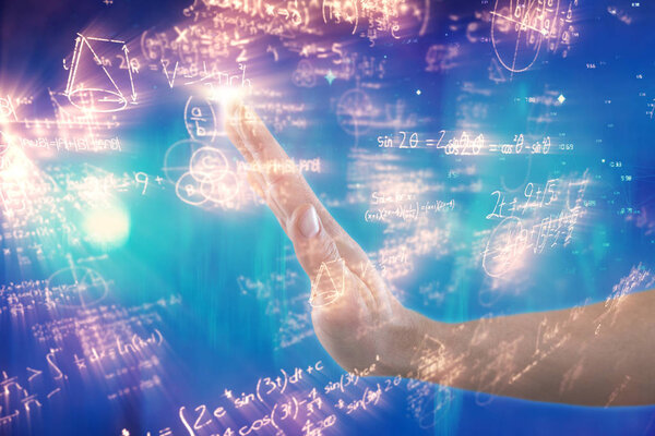 Рука человека, притворяющегося, что касается невидимого экрана
 