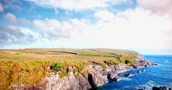 Deniz ve gökyüzü karşı cliff — Stok fotoğraf