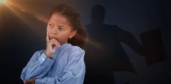 Ragazza premurosa con la mano sul mento guardando altrove — Foto Stock