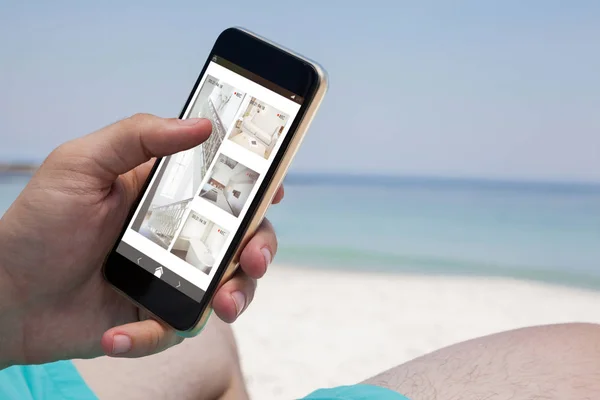 Homem usando smartphone na praia — Fotografia de Stock