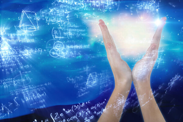 Руки жестикулируют на диаграмме
