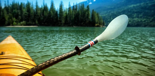 Oar in kayak over lake — Stock Photo, Image