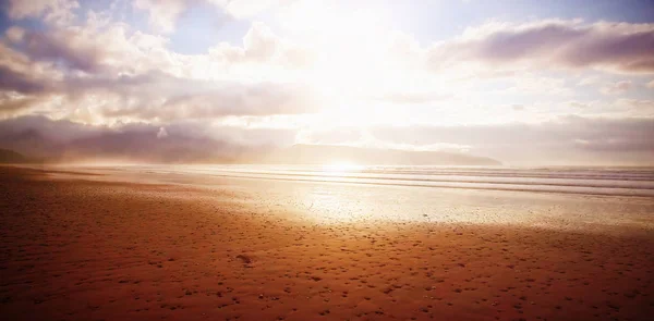 Praia durante o dia ensolarado — Fotografia de Stock