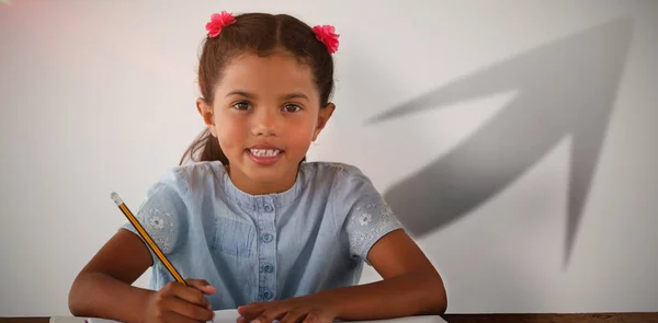 Chica escribiendo en su libro — Foto de Stock