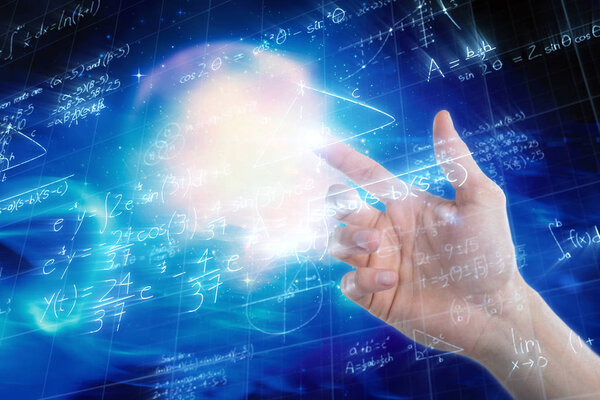 Человек, притворяющийся, что касается невидимого экрана
 