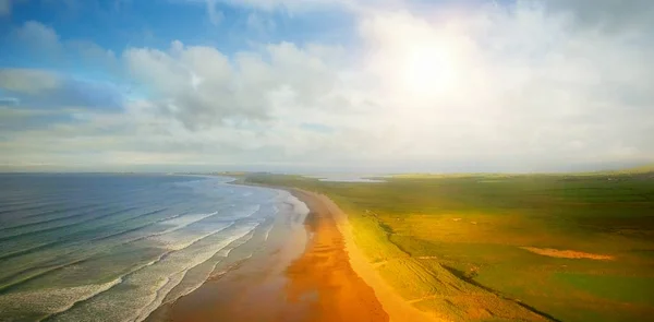 Praia contra céu nublado — Fotografia de Stock