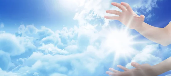 Handen gebaren tegen hemel — Stockfoto