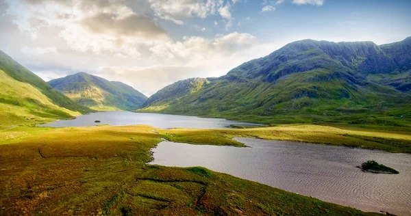 Dağ ve göl gökyüzü karşı