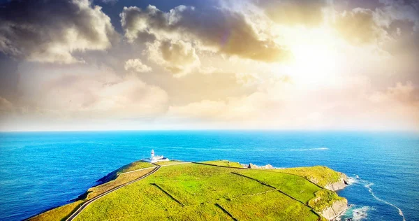 海和天空的衬托山 — 图库照片