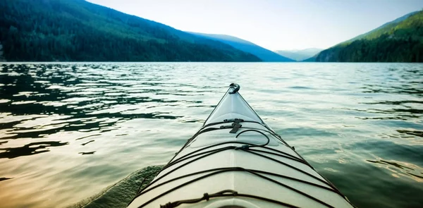 Kayak en el lago contra el cielo — Foto de Stock