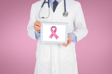 bir tablet tutan doktor 