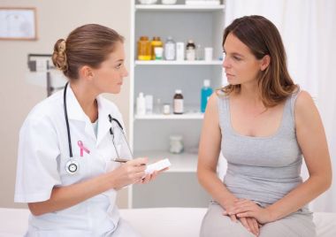 Doktor kadın Meme Kanseri Bilinçlendirme ile