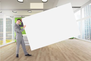 İşadamı elinde boş bir kart tutuyor.