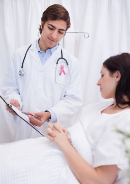 Doktor erkek Meme Kanseri Bilinçlendirme şerit ile