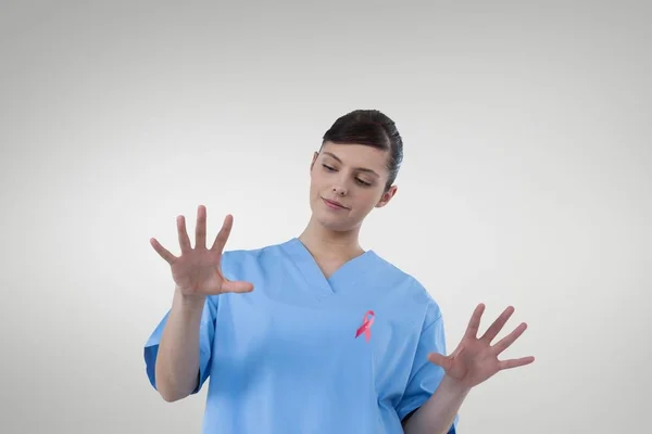 Médico mujer con cáncer de mama cinta de conciencia — Foto de Stock