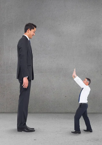 Hombre de negocios mirando a hombre de negocios — Foto de Stock