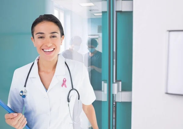 Médico con cinta de conocimiento de cáncer de mama —  Fotos de Stock