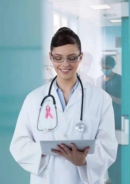 Mulher médica com fita de consciência de câncer de mama — Fotografia de Stock