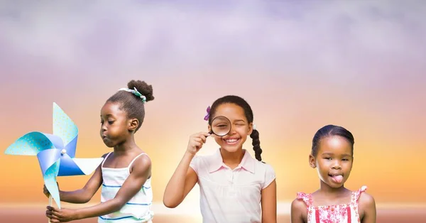 Niños divertidos jugando con la puesta del sol — Foto de Stock