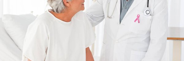 Врач с лентой для информирования о раке груди
