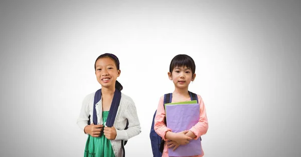 Två skolflickor med väskor — Stockfoto