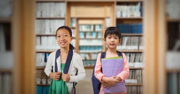 Két iskolás gyerekek, a könyvtár — Stock Fotó