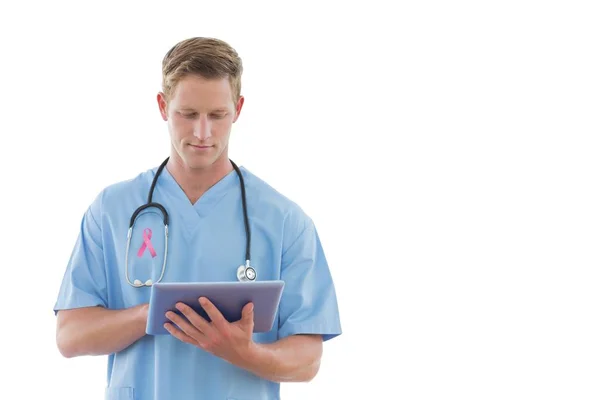 Arts man met borst kanker bewustzijn lint — Stockfoto