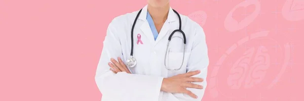 Läkare med breast cancer awareness ribbon — Stockfoto