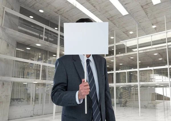 Hombre de negocios con tarjeta en blanco en la oficina — Foto de Stock