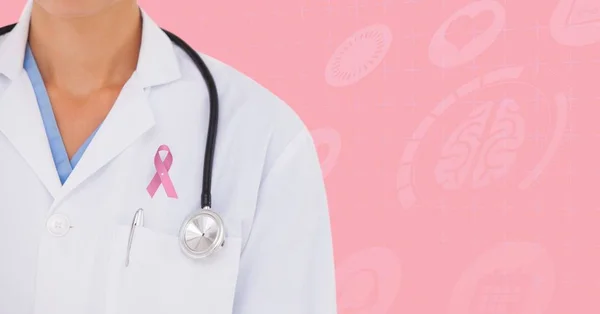 乳がん啓発リボンと医師 — ストック写真