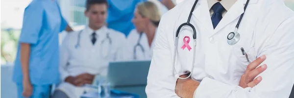 Doctor hombre con cinta de cáncer de mama — Foto de Stock
