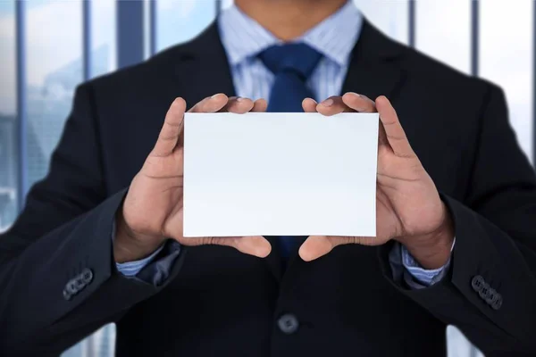 Ділова людина тримає порожню картку в офісі — стокове фото
