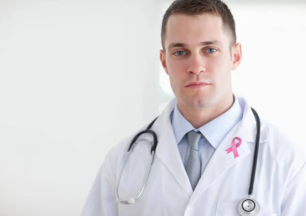 Läkare med breast cancer awareness ribbon — Stockfoto