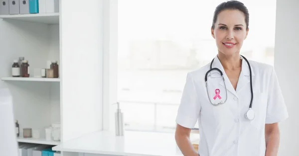 Médico com fita de consciência de câncer de mama — Fotografia de Stock