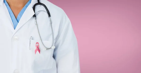 Médico con cinta de conocimiento de cáncer de mama —  Fotos de Stock