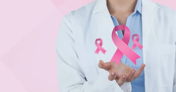 乳房癌意識のリボンを持つ医師 — ストック写真