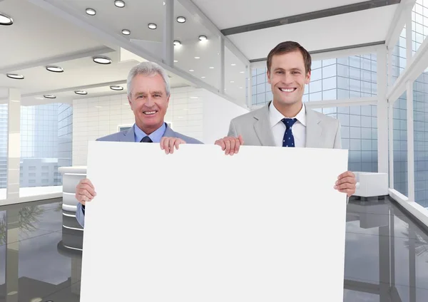 Homens de negócios segurando cartão em branco — Fotografia de Stock