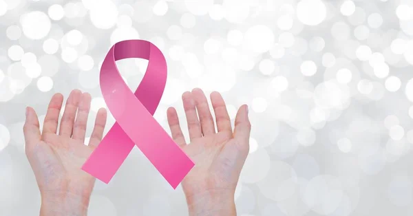 Mani aperte con nastro rosa per il cancro al seno — Foto Stock