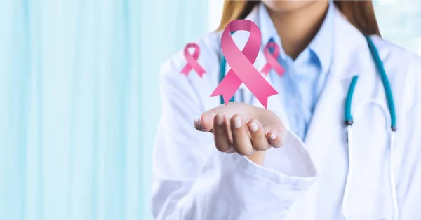 Kobieta lekarz wstążkami świadomości raka piersi — Zdjęcie stockowe